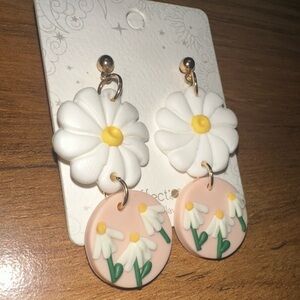 NWT adorable dangle polymer clay floral daisy dangle earrings!
